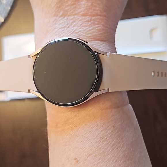 Samsung Galaxy Watch4 Aluminum Smartwatch 40mm LTE Gold - Picture 5 of 12